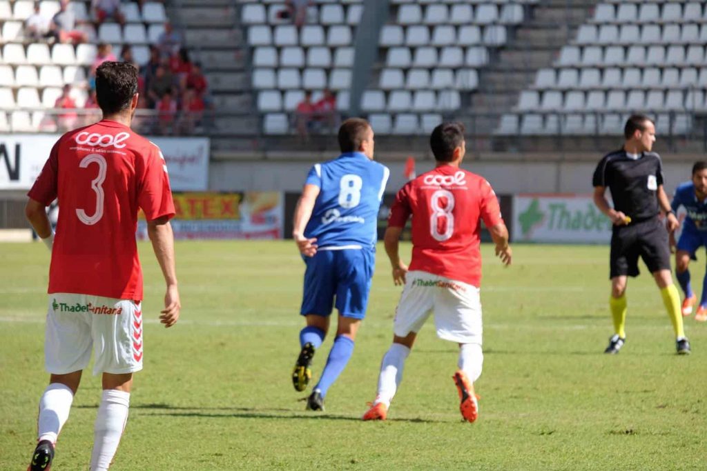 Duelo de 'ochos' en el césped murciano: Borja Prieto y Armando. Foto: Real Murcia.