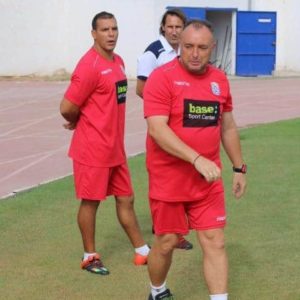 Josu Uribe, en un entrenamiento junto a dos de sus ayudantes