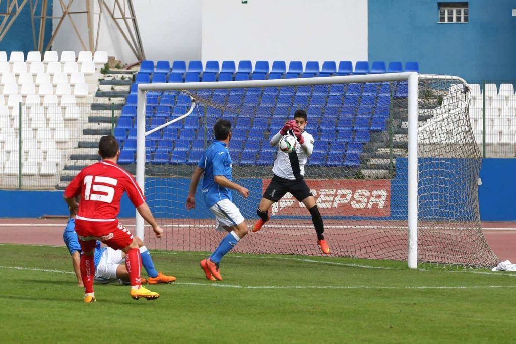 Dani Barrio ataja el esférico en una ocasión grana en el U.D. Melilla - Real Murcia del año pasado.