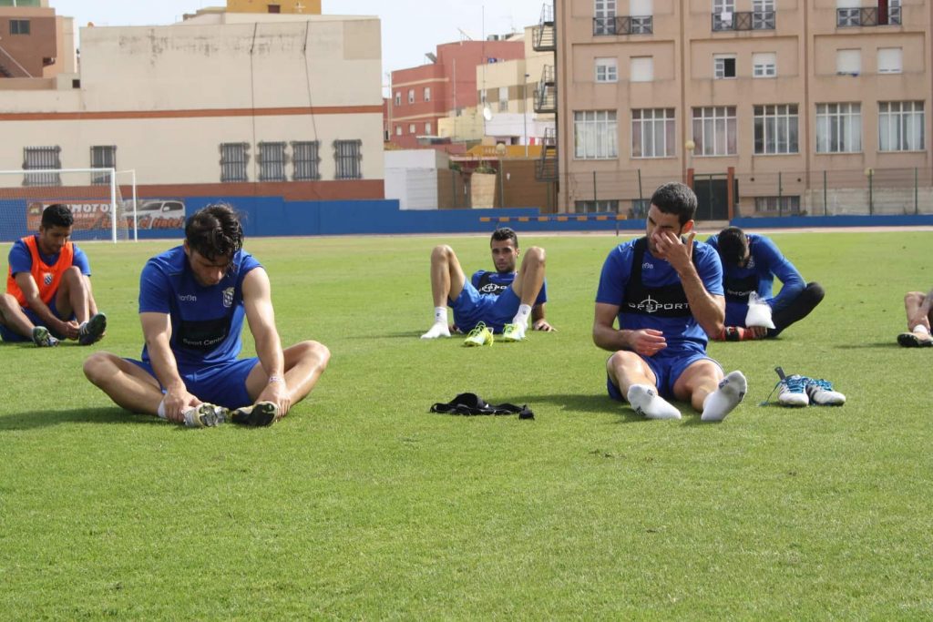 Los albaceteños del equipo, Rubén Sánchez y Sergio Sánchez, estiran al término del entrenamiento.