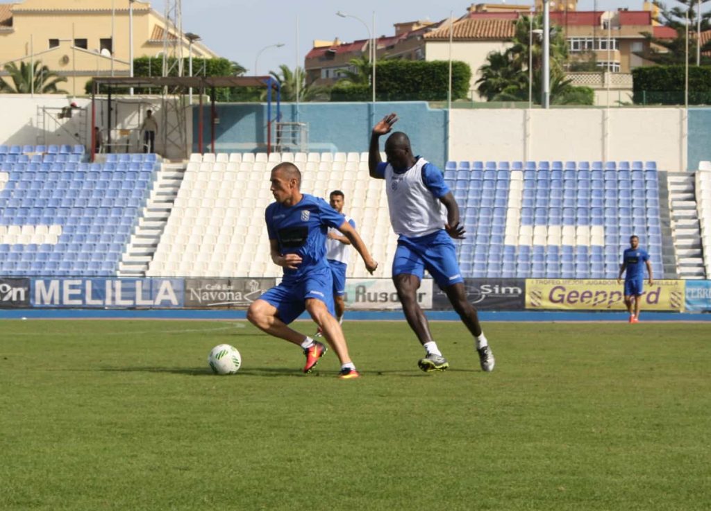 Borja Prieto y Ali Diakité, en una imagen del entrenamiento de esta mañana en el estadio.