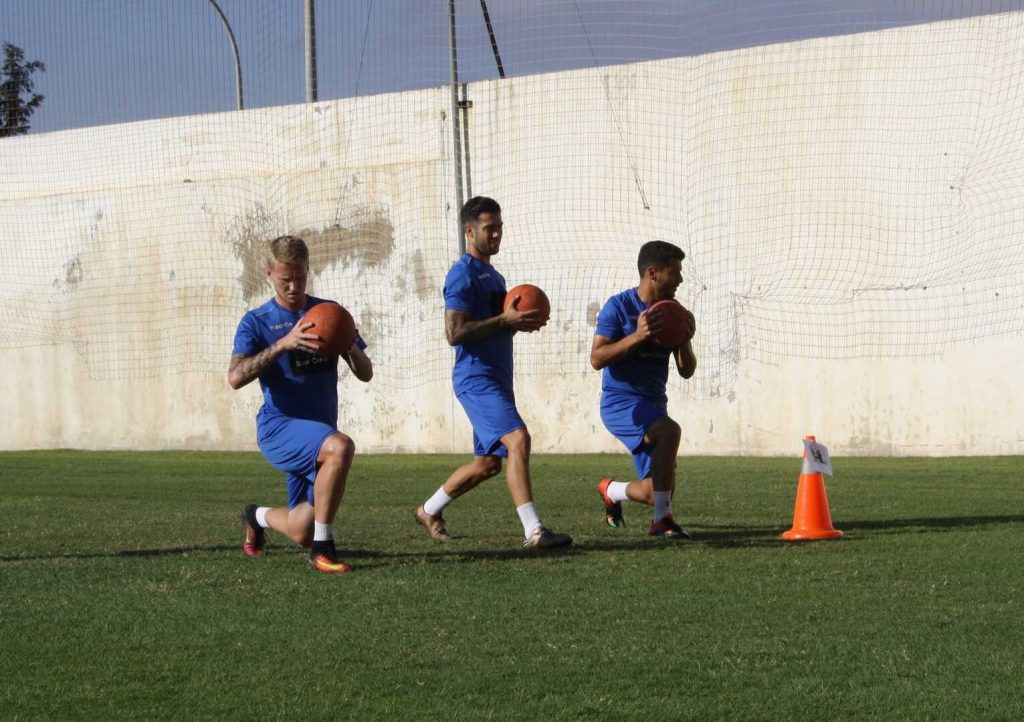 Algunos jugadores azulinos, entrenando con balones medicinales en la sesión matinal de hoy.