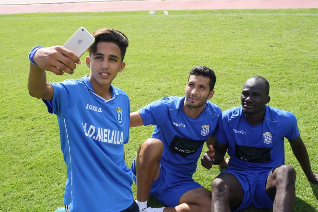 Un aficionado azulino, haciéndose un 'selfie' con Mahanan y Ali Diakité.