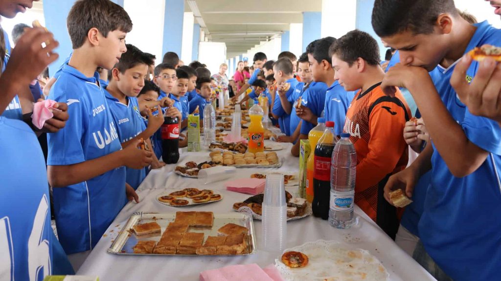 Algunos alumnos de la escuela, en la merendola organizado en el estadio azulino
